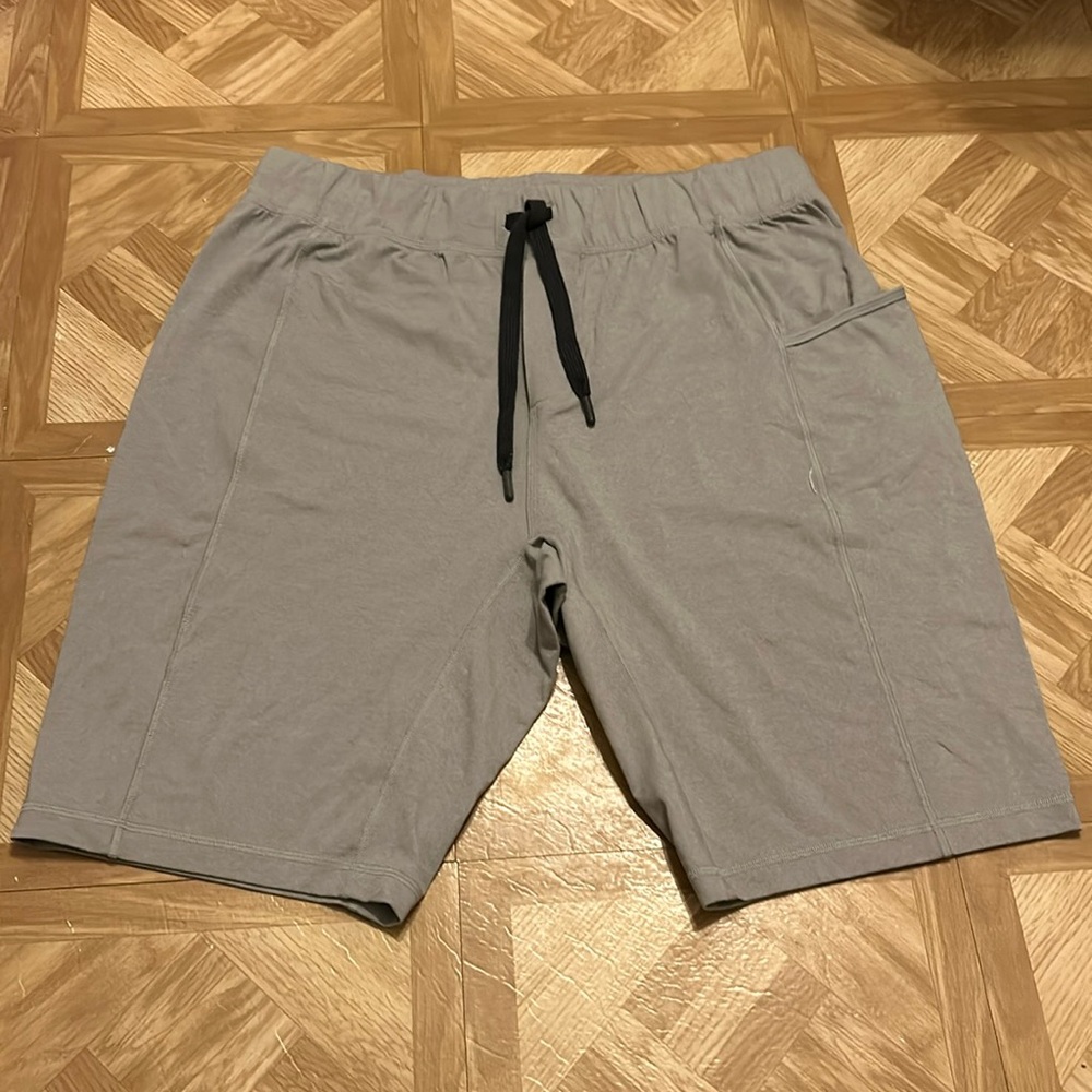 Lululemon men shorts XL